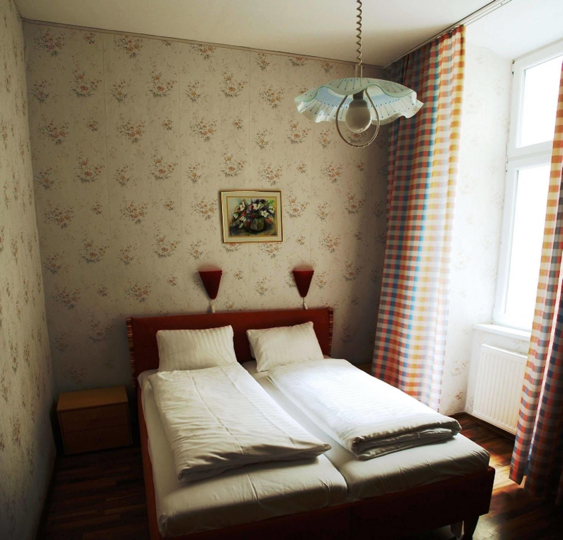 Hotel Pensión Arpi Viena Exterior foto